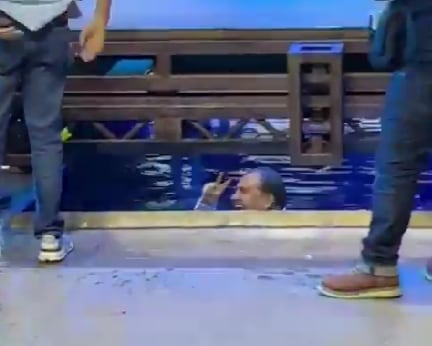 Max Cortázar cae al agua durante presentación del PAN en el Frontón México