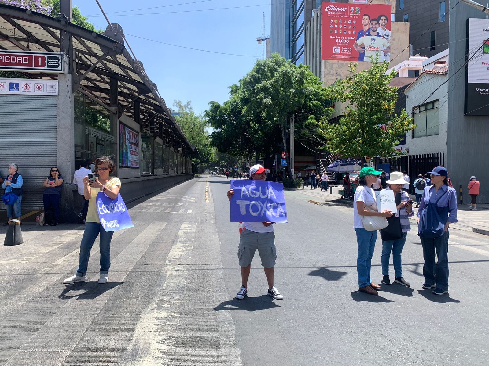 Vecinos arman protesta por supuesta agua "contaminada"que huele a aceite