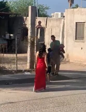 Joven se gradúa y corre a visitar a su padre para agradecerle