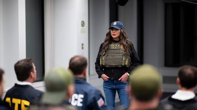 Kristi Noem, elegida por Donald Trump, lanzó amenaza a migrantes desde Guantánamo