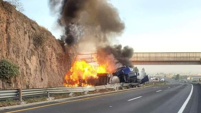 Choque de tráileres en Arco Norte provoca incendio