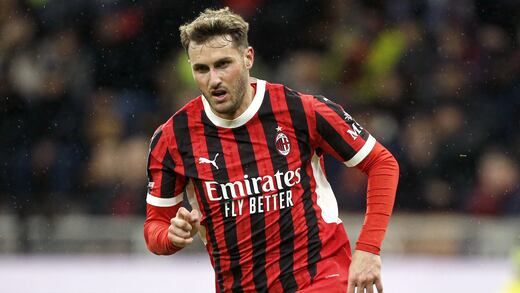 Santiago Giménez regresa a entrenar con el AC Milan tras superar lesión