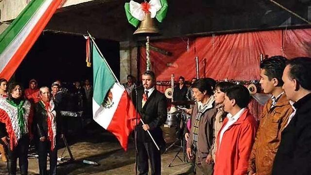 Reynaldo Torres usando la banda presidencial durante el Grito de Independencia de 2013. Foto: Especial