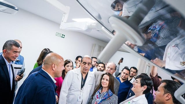 Enrique Alfaro entrega renovación de hospital