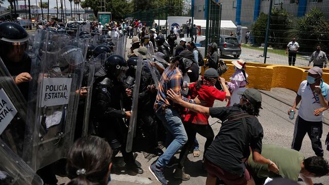Policías agreden a civiles en Querétaro
