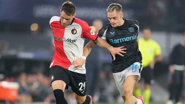 Santi Giménez en el Feyenoord vs Leverkusen