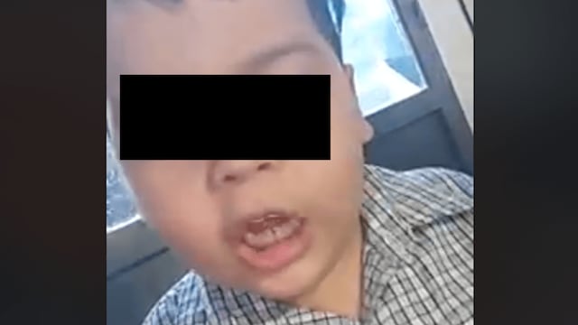 Niño no se quiere bañar.