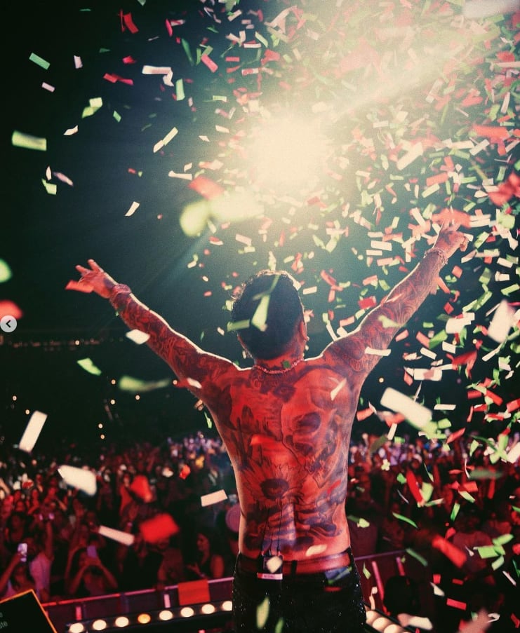 Christian Nodal muestra el gran tatuaje que tiene en la espalda y que muy pocos conocen