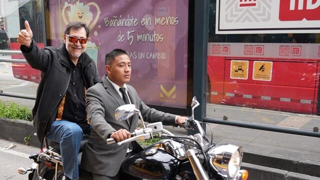 ¿A tres metros sobre el cielo? Gerardo Fernández Noroña tuvo que montar una motocicleta para llegar a tiempo