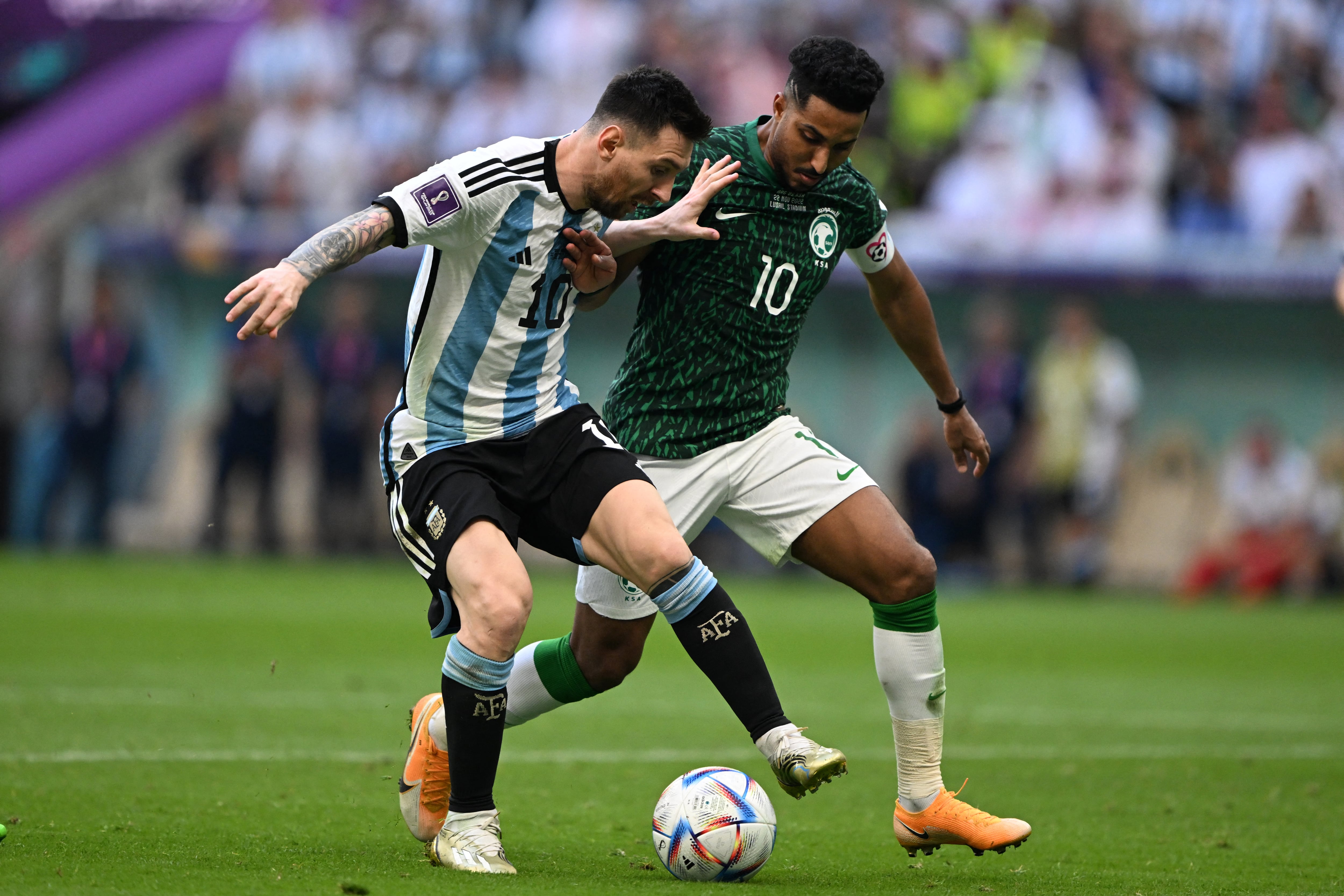 Lionel Messi y Salem Al-Dawsari