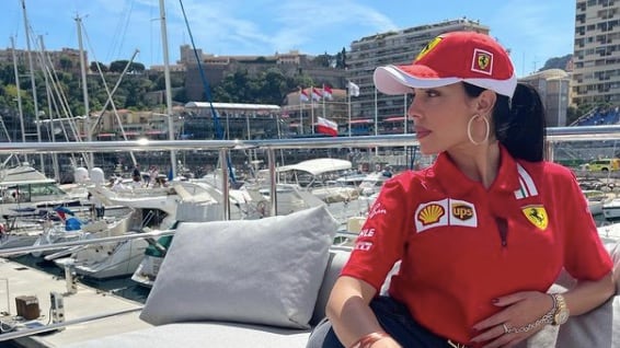 Georgina Rodríguez posó vestida de Ferrari durante el Gran Premio de Mónaco