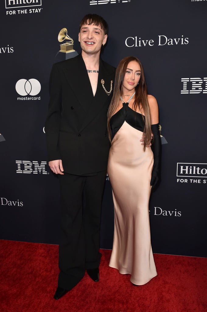 Peso Pluma con Nicki Nicole en la pre-gala de los Grammys 2024.