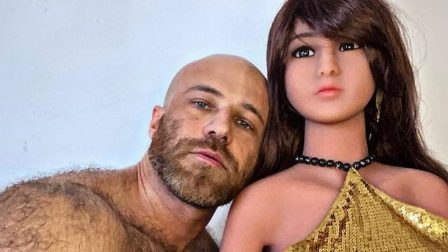 Fisicoculturista y su muñeca sexual