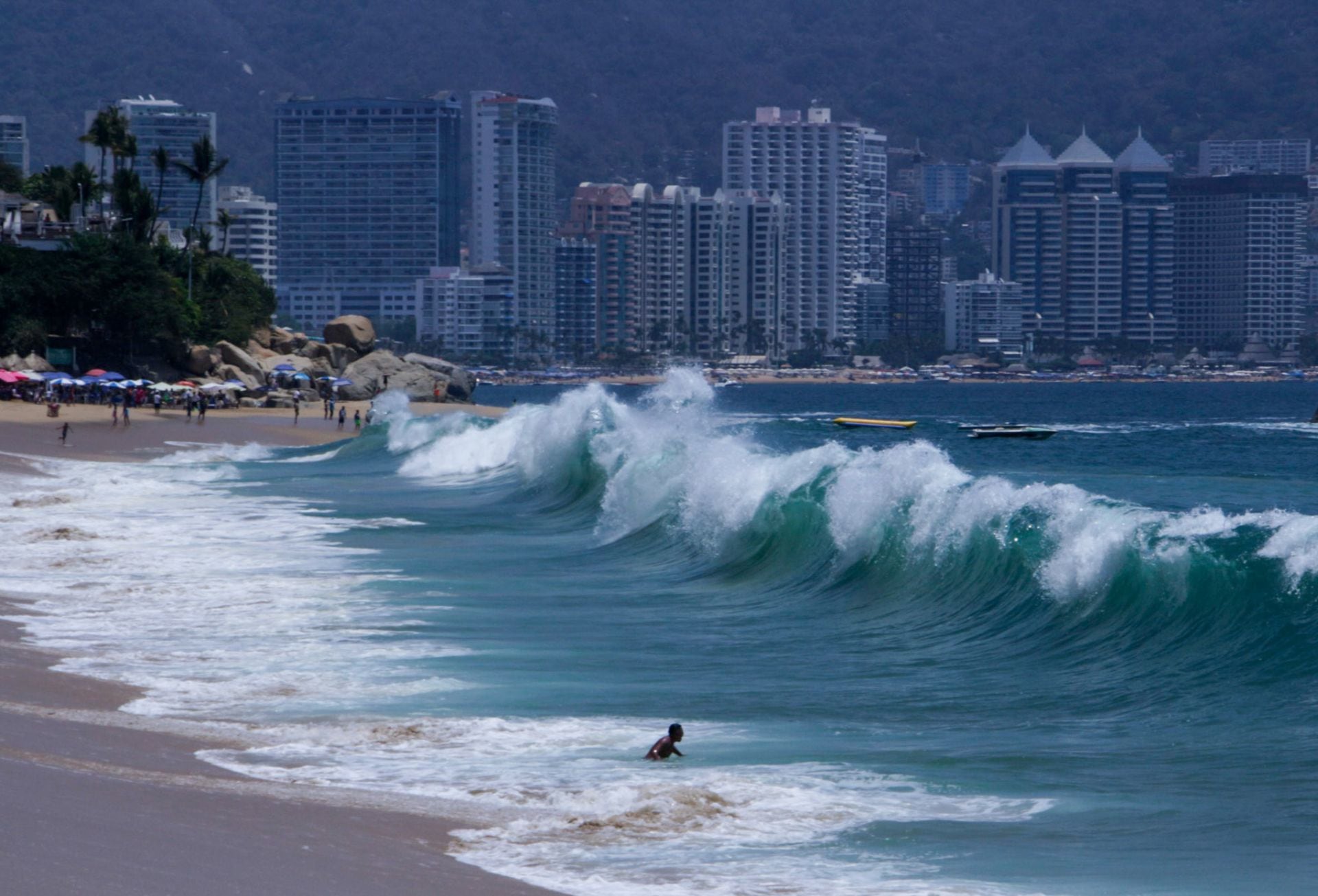 Fuerte oleaje en Acapulco