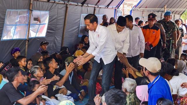 El presidente Jokowi Widodo visitando albergues