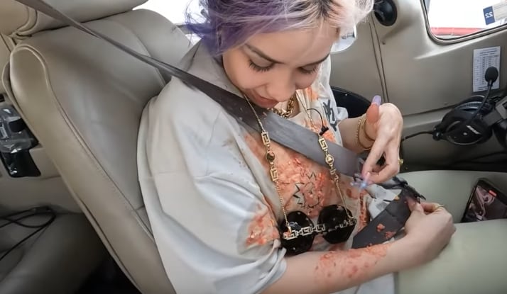 Daniela Rodrice vomitó en una avioneta.