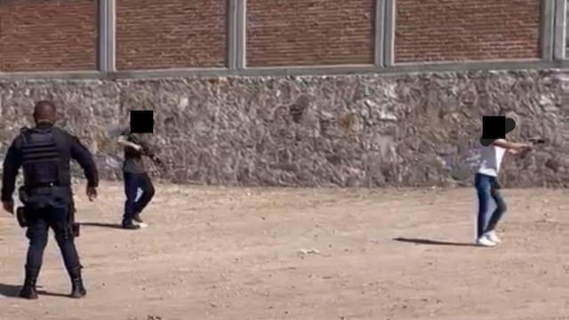 Policías eseñando a usar armas