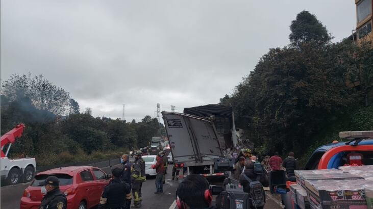 Accidente en México Toluca de camión de carga con 8 toneladas de sopa instantánea/redes
