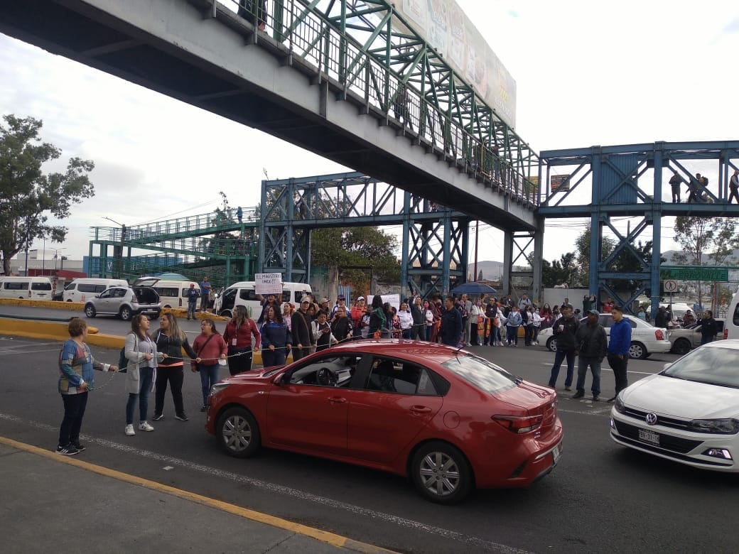 Manifestantes bloquean avenida Mario Colín, afuera del Tren Suburbano de Tlalnepantla