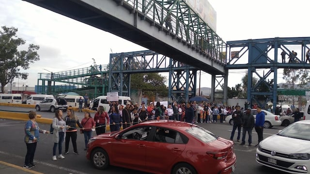 Manifestantes bloquean avenida Mario Colín, afuera del Tren Suburbano de Tlalnepantla