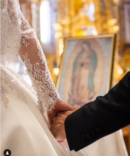 Cynthia Rodríguez y Carlos Rivera celebran su primer aniversario y comparten una foto de su boda