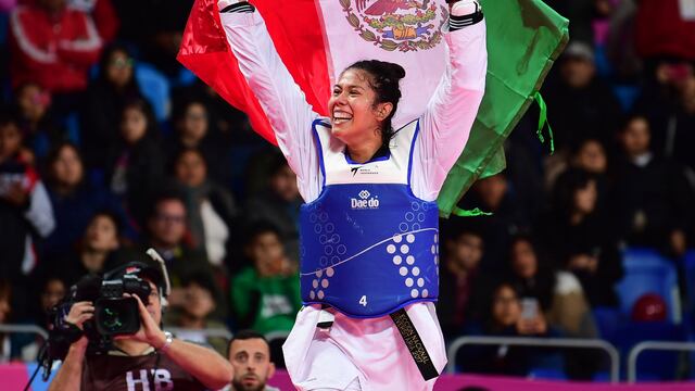 Briseida Acosta con la bandera de México
