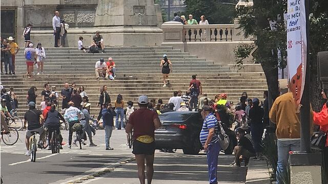 Conductor se mete al paseo dominical en Paseo de la Reforma