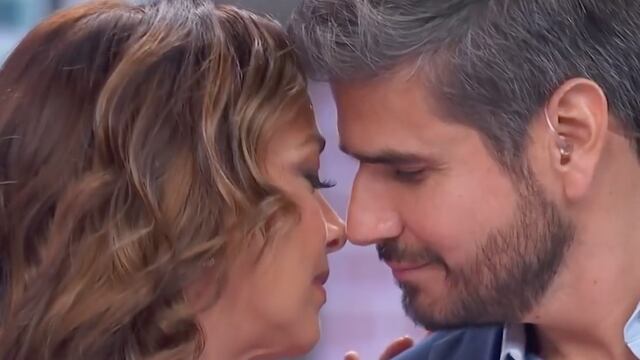 Adamari López y Daniel Arenas se besan en vivo