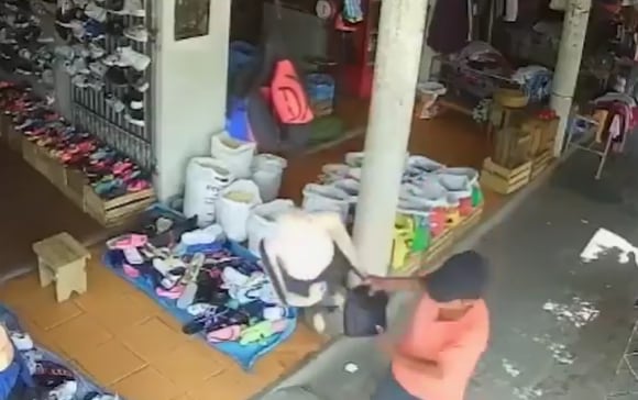 Ratero trata de robarle la bolsa a un maniquí, pensado que se trataba de una mujer