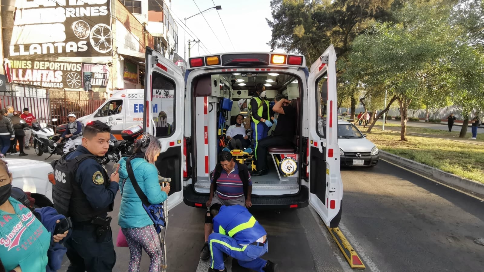 Choca microbús contra poste en la alcaldía de Gustavo A. Madero