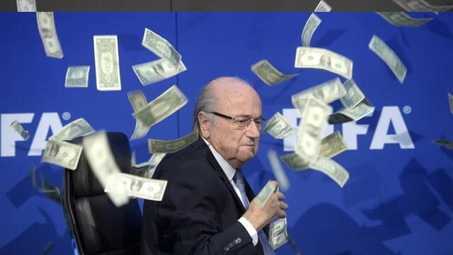 VIDEO: Arrojan fajo de billetes a Joseph Blatter en conferencia de prensa