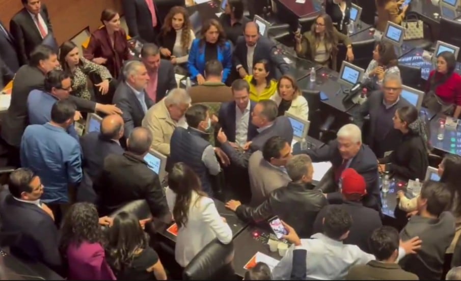 Pleito en el Senado de México