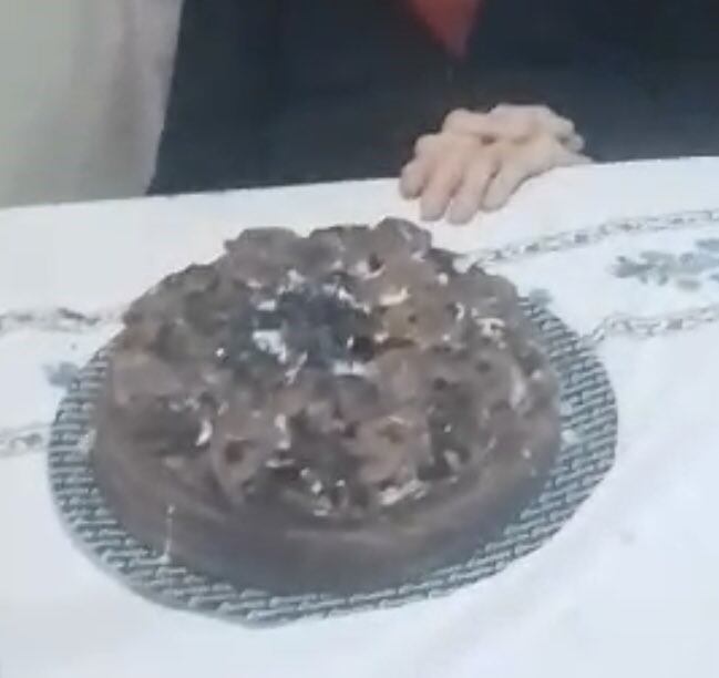 Pastel de cumpleaños de su abuela se incendió por ponerle 95 velitas encima