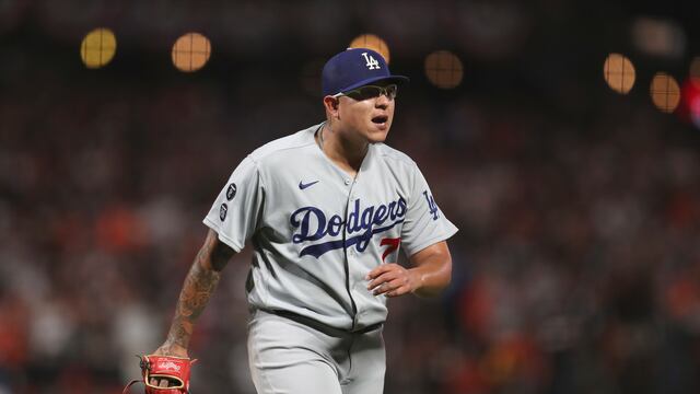 Julio Urías celebra su actuación con los Dodgers