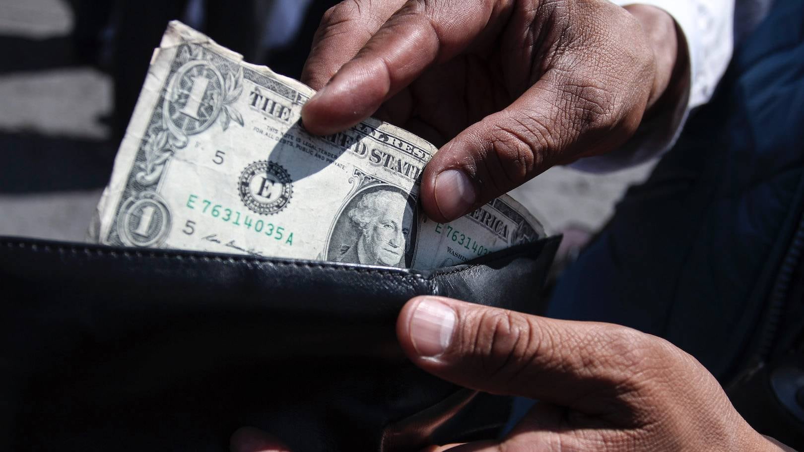 Dólares. Precio a la baja.