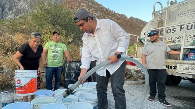 Jesús Nava llevó agua a colonias de Santa Catarina
