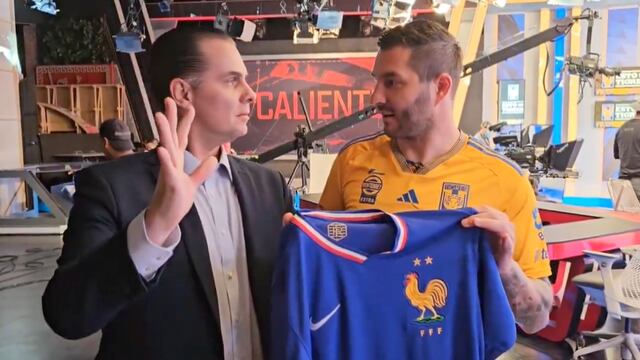 Christian Martinoli hablando en francés con André Pierre Gignac