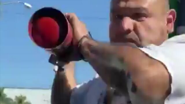 Chofer de Jalisco con extintor