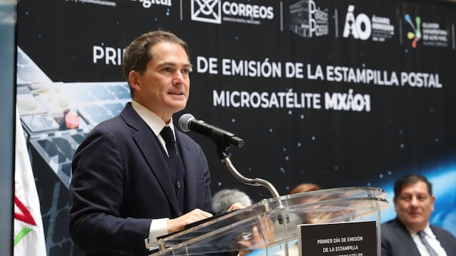 Javier López Casarín presenta estampilla postal dedicada al satélite MXÁO-1