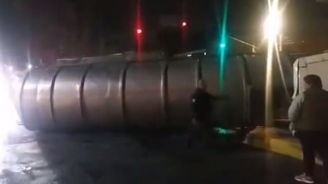 Volcadura de pipa en carretera Los Reyes-Texcoco