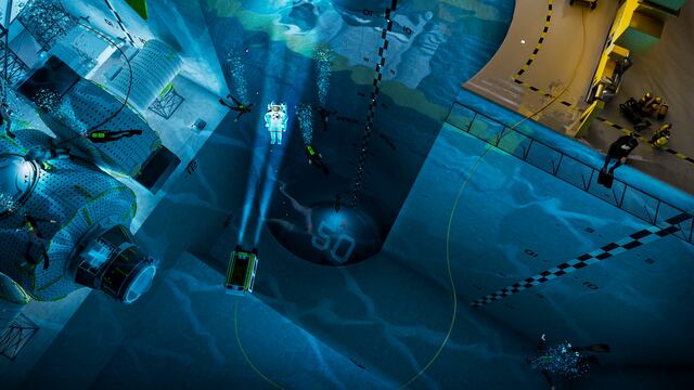 Entrenarán astronautas en ‘Blue Abyss’, la piscina más profunda del mundo