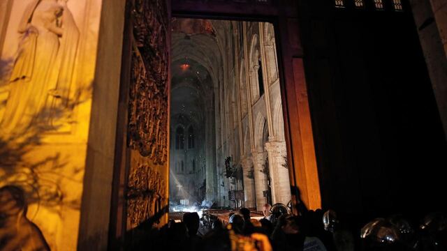 El humo se levanta frente al Altar principal