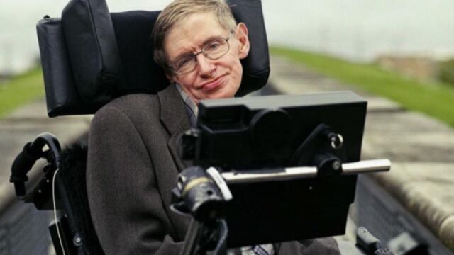 Hawking se convirtió en una figura de culto con un artefacto electrónico que lo ayudaba a comunicarse vía un sintetizador de voz.