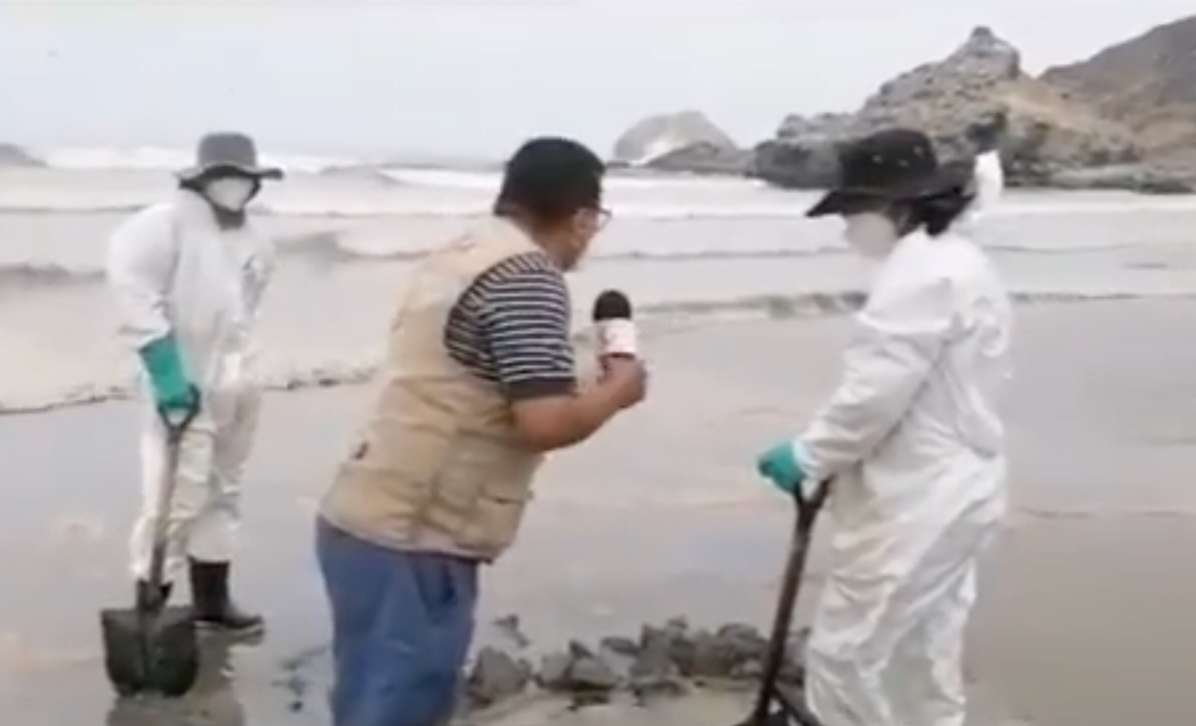 Periodista entrevista a trabajador