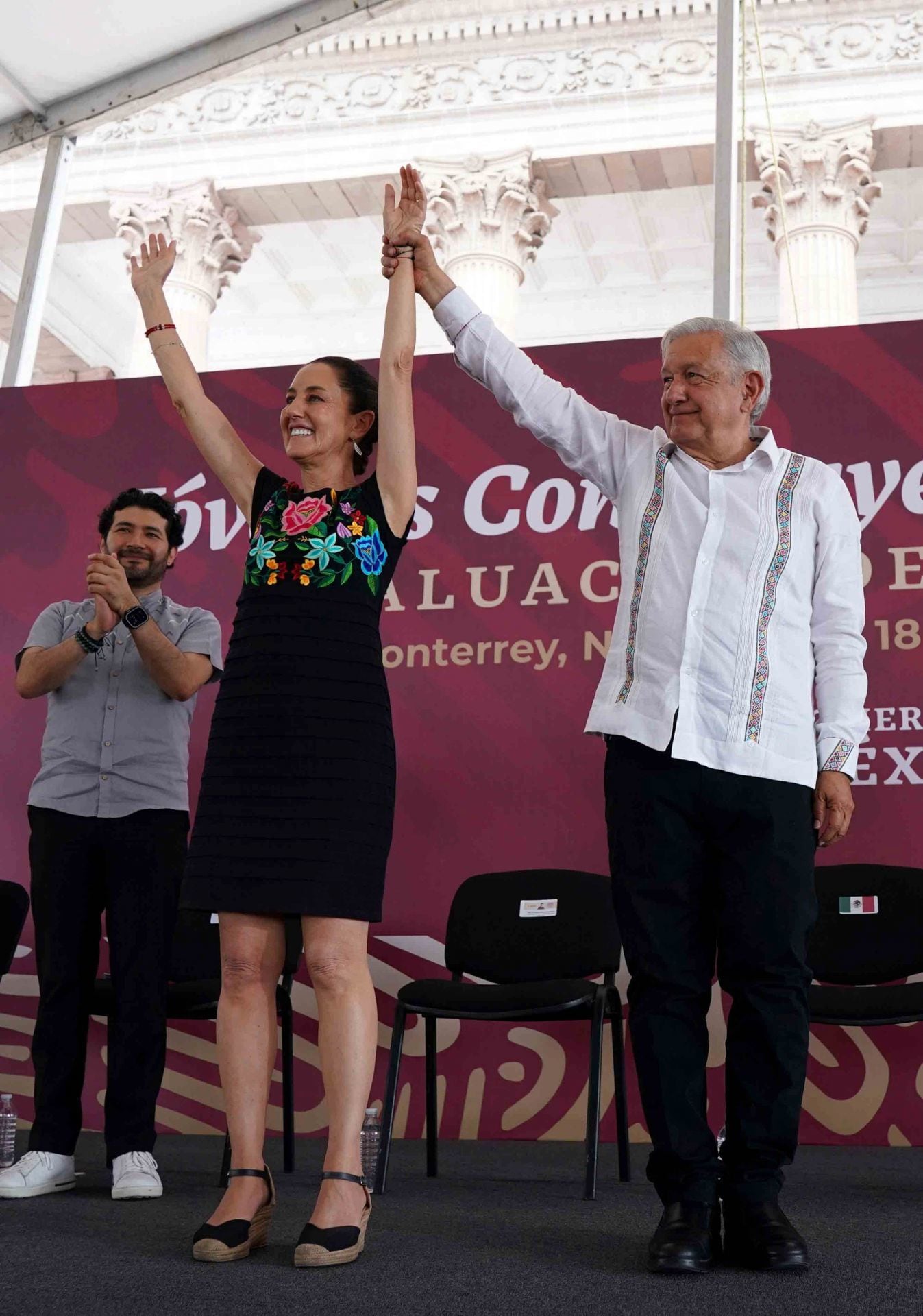 AMLO presume reducción de la pobreza en su sexenio