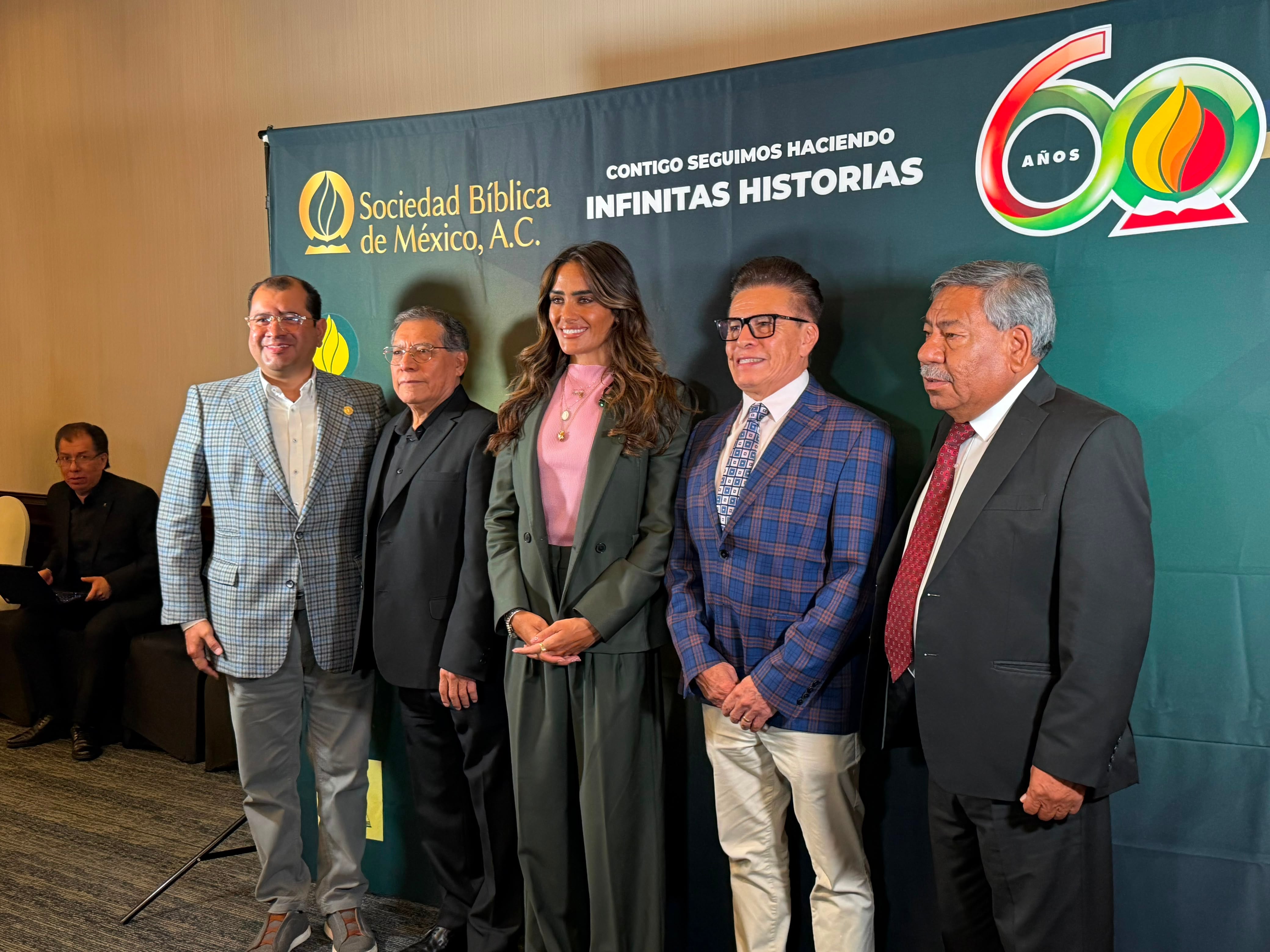 Ale Rojo de la Vega reconoce a la Sociedad Bíblica en su 60 aniversario.