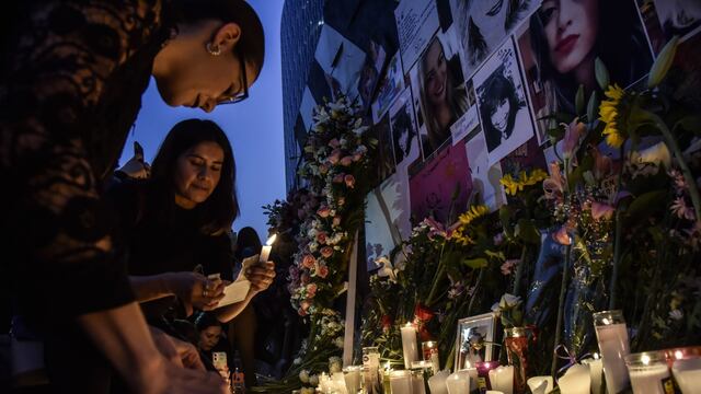 Ofrenda por feminicidios en el Ángel de la Independencia