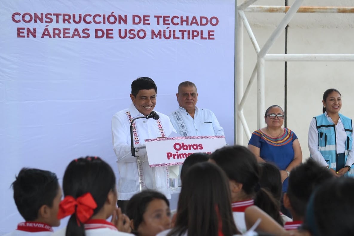 Salomón Jara entrega techado escolar.