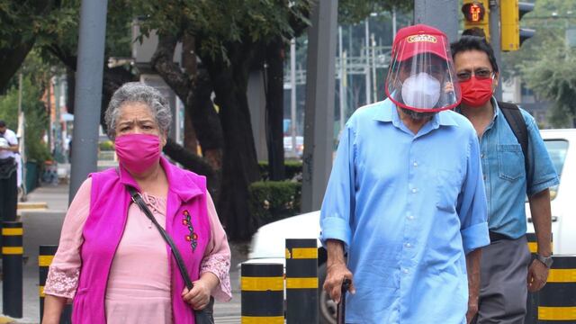 Adultos mayores con cubrebocas y caretas