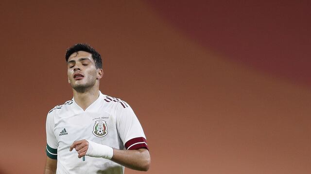 Raúl Jiménez durante un partido del Tri